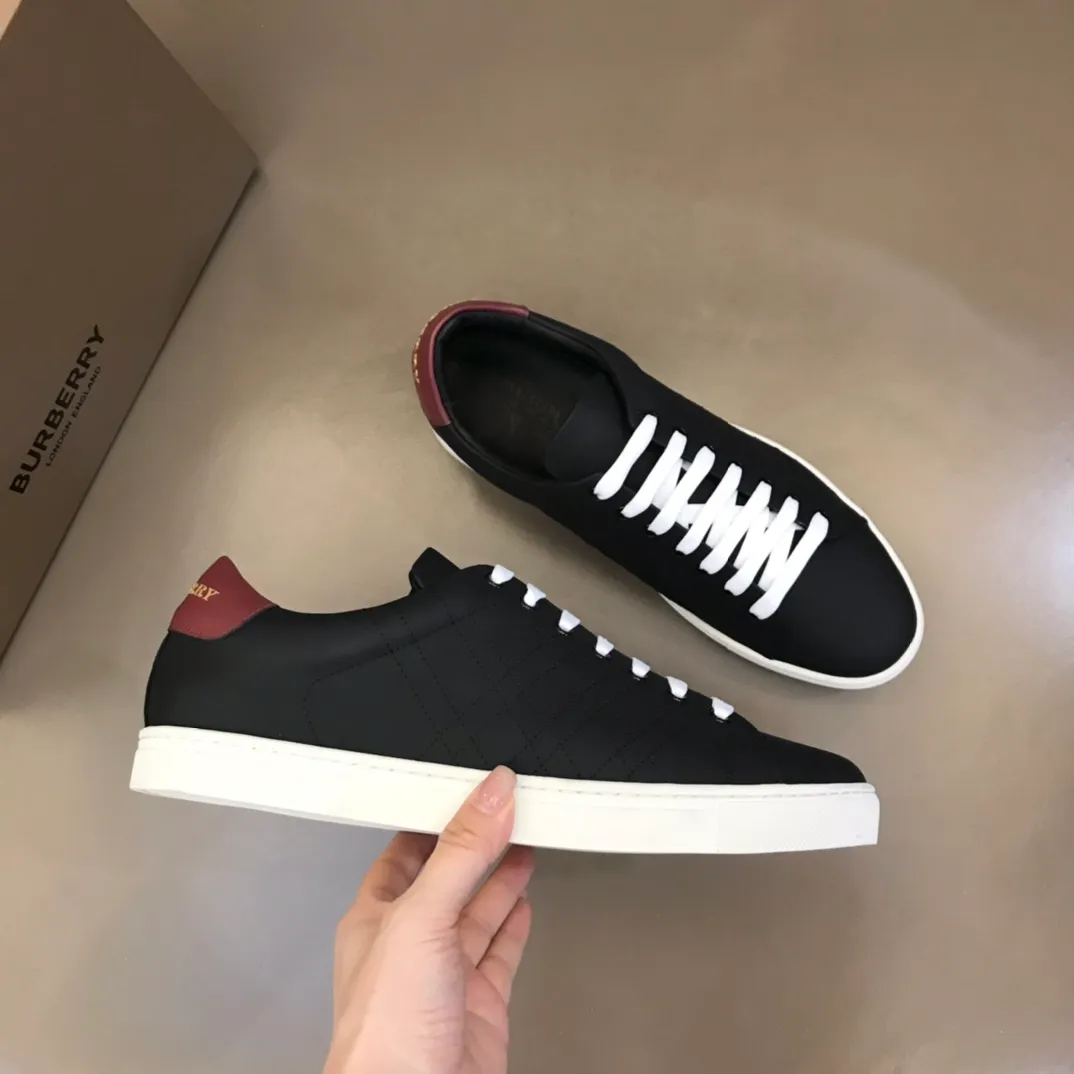 ¥380 B’s men’s classic low-top sneakers are reinterpreted in Vintage plaid cotton and cowhide materials, decorated with a new brand logo. First-layer cowhide lining, heel decorated with Burberry lettering embossed logo, original outsole 38-45